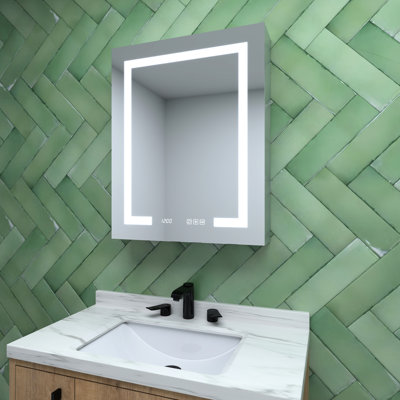 Armoire à pharmacie rectangulaire gauche en aluminium argenté (61 cm L x 76 cm H) avec éclairage DEL intégré, design biseauté haute densité, stations de recharge, miroir antibrouillard et ports de bord.