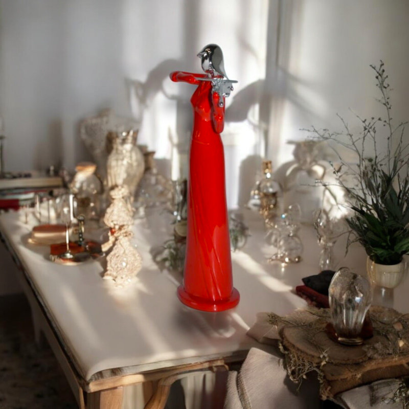 Statue de femmes jouant du violon en résine rouge et chrome - sculpture parfaite pour la maison Amabella, l 5 po x l 4 po x H 12 po