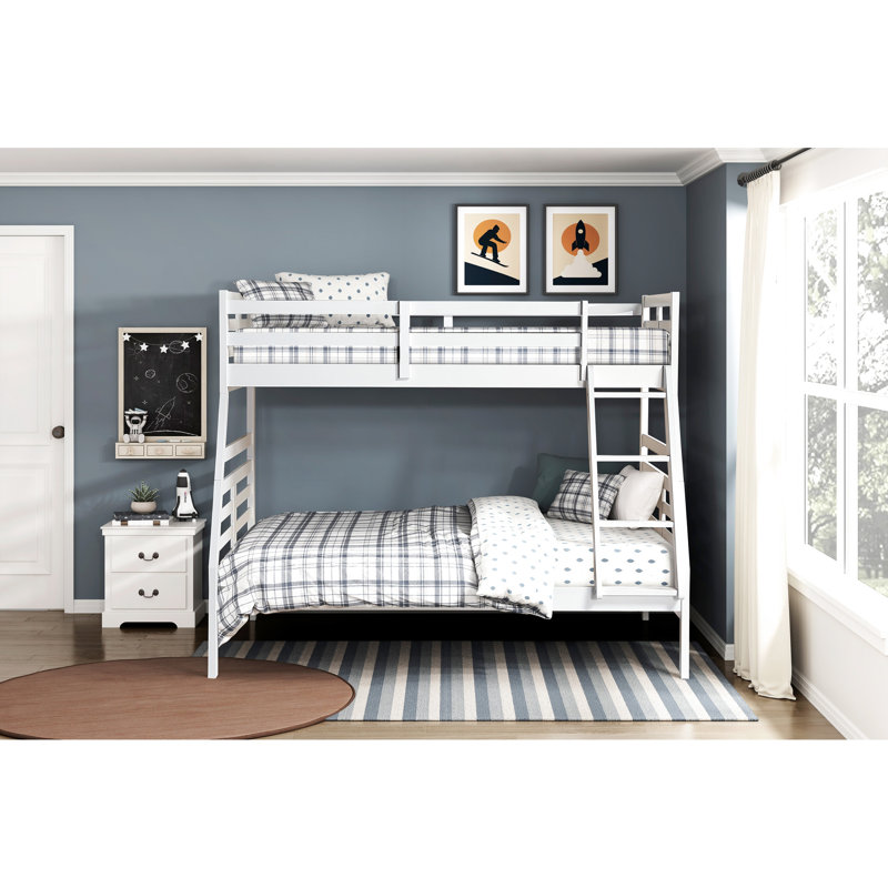 Lit superposé simple au-dessus d'un lit double blanc classique, fait de bois, de garde-corps et de dessus en bois massif