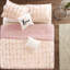 Édredon rosé et or métallique pour un look de chambre à coucher contemporain avec coussin décoratif