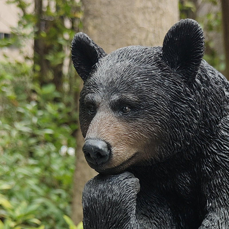 Onyx Contemplation: intrigante figurine d'ours en polyrésine