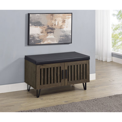 Banc de rangement à 2 portes en chêne fumé avec siège rembourré en similicuir noir et poignées épurées, pieds en épingle à cheveux en métal pour la stabilité, chaussures de rangement idéales pour les espaces de vie modernes du milieu du siècle, 19 pouces