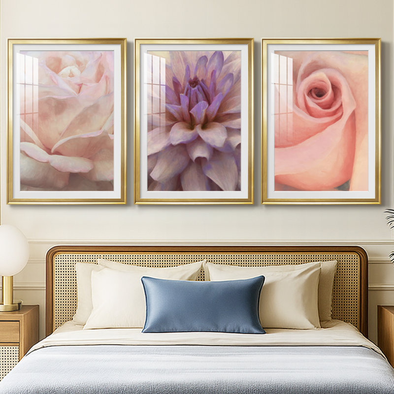 Doux pétales de fleurs I - reproduction sur mesure encadrée de qualité supérieure - 3 pièces, H 15 po x l 19 po, Doré