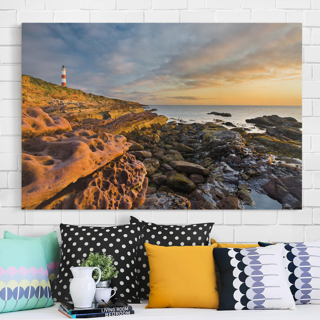 Leinwandbild Tarbat Ness Lighthouse und Sonnenuntergang am Meer