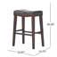 Tabouret brun en cuir brun, soutenu par un bois d'hévéa stable, rehaussé d'une fabrication robuste
