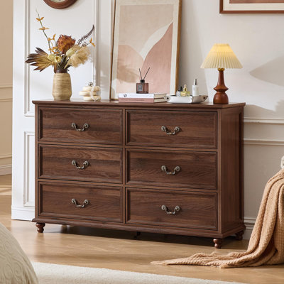 Commode de style champêtre de 137 cm (54 pouces) à 6 tiroirs avec pieds en bois massif en forme de gourde, façades de tiroirs géométriques et poignées couleur laiton antique