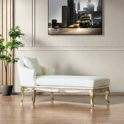 Chaise sculptée en bois massif
