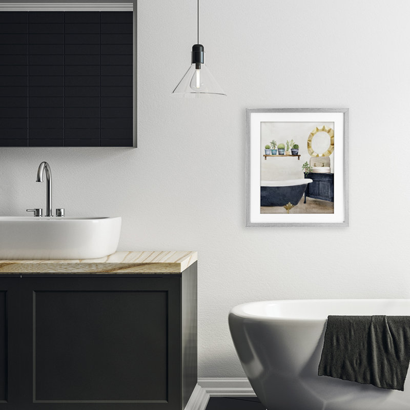 «Blue Tub Bathroom Scène», impression par Kim Allen, H 16 po x l 13 po, Cadre de ferme gris
