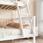 Lit simple au-dessus d'un lit double en bois avec lit gigogne