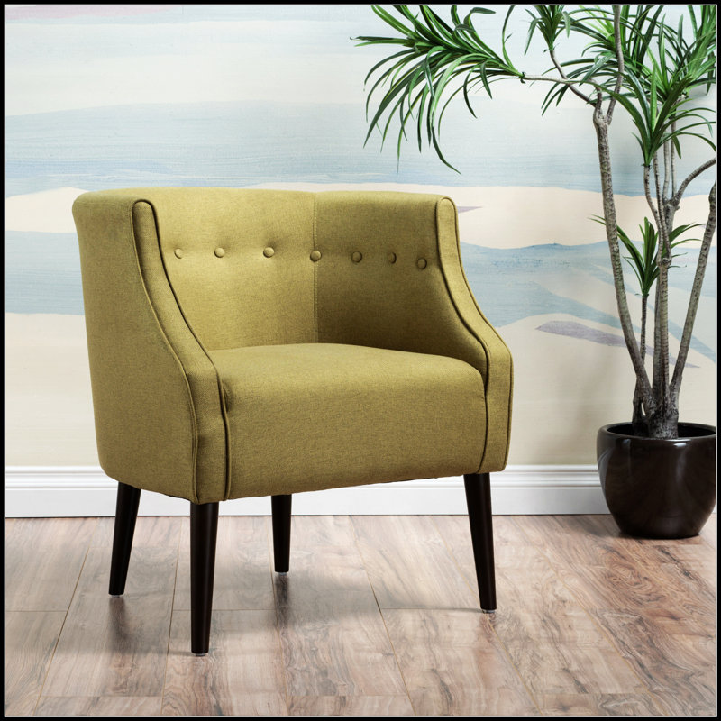 Fauteuil club confortable pour la détente et la réflexion, rehaussant l'espace intérieur avec un design classique et un rembourrage doux