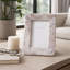 Cadre photo moderne en marbre à bords incurvés pour la décoration intérieure - Cadre photo décoratif pour console d'entrée, bureau ou étagère - 23 cm, beige et blanc
