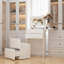 Tiroir de placard blanc avec miroir lumineux et tabouret