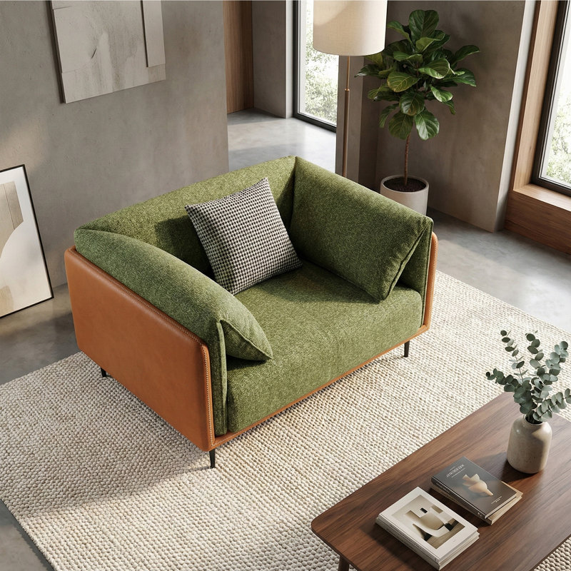 Fauteuil moderne à assise profonde avec revêtement vert olive et accoudoirs bouclés orange