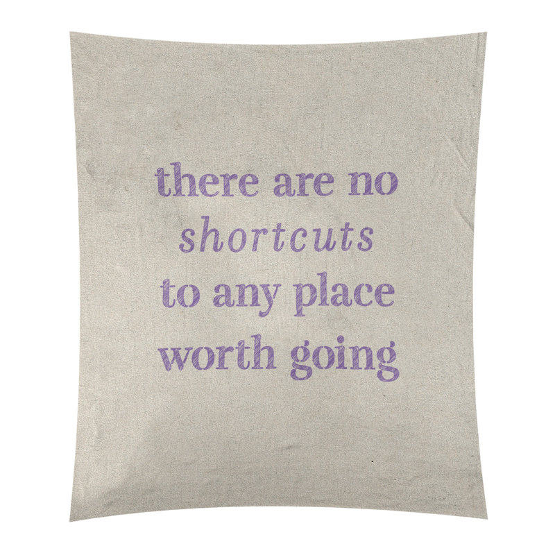 Tapisserie en polyester à l’écriture "no shortcuts", H 27,5 po x l 37,5 po, Blanc / Mauve