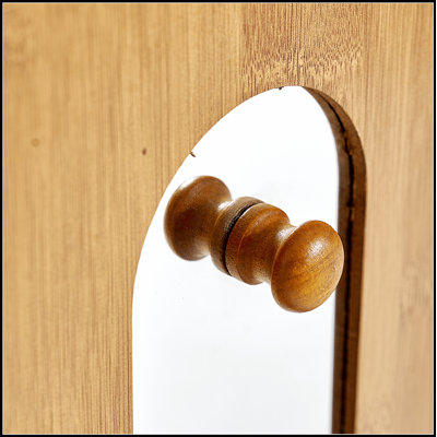 Table de chevet moderne à deux tiroirs avec façades en miroir et poignées élégantes, parfaite pour le rangement et le style de la chambre à coucher.