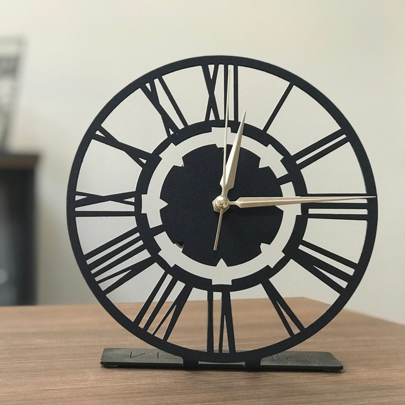 Horloge murale noire élégante 7,9 po x 7,9 po | Fabrication 100% métal, épaisseur: 0,08 pouce | Fixation murale facile avec la pièce de suspension incluse, nécessite 1 pile AA (non incluse) | Design moderne pour la décoration de la maison et du bureau