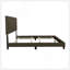 Lit avec garniture cloutée, pieds en bois robustes et structure ouverte pour une esthétique moderne-831296442-831296420