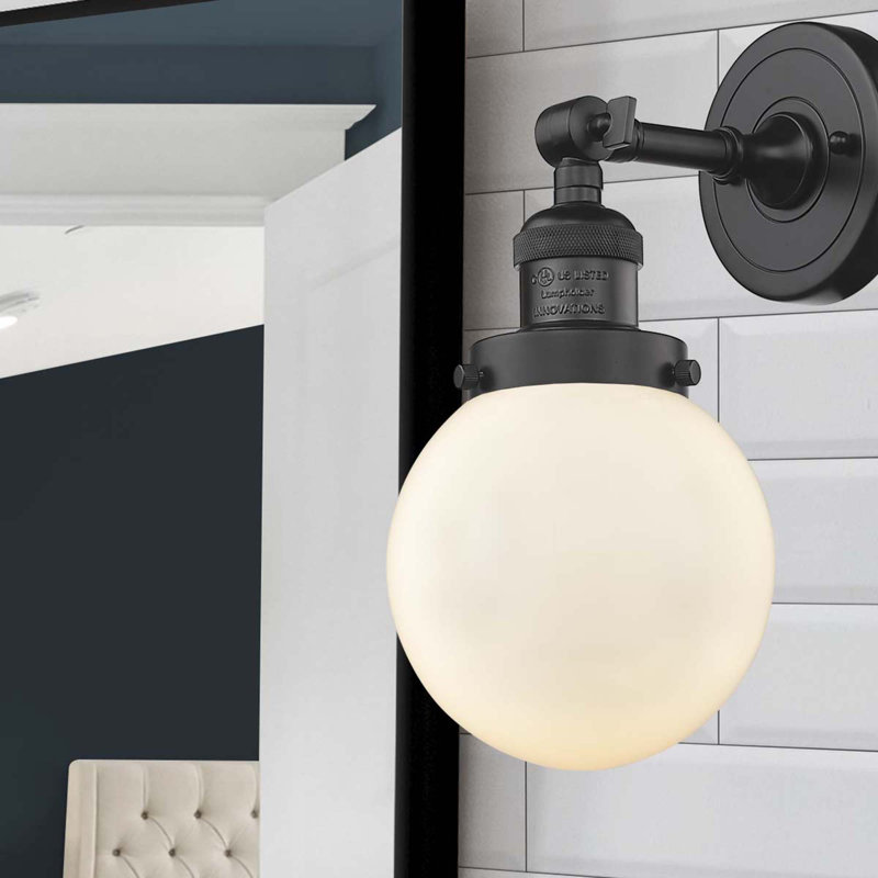 Applique murale de salle de bain 1 lumière Clementina, Boîtier blanc mat, Ampoule DEL 6 watts Vinage, Bronze huilé