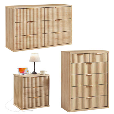 Ensemble de 3 meubles de chambre modernes en bois, comprenant une commode cannelée et une table de chevet. Commode de 122 cm de large, commode de 107 cm de hauteur, table de chevet à 3 tiroirs avec station de recharge.