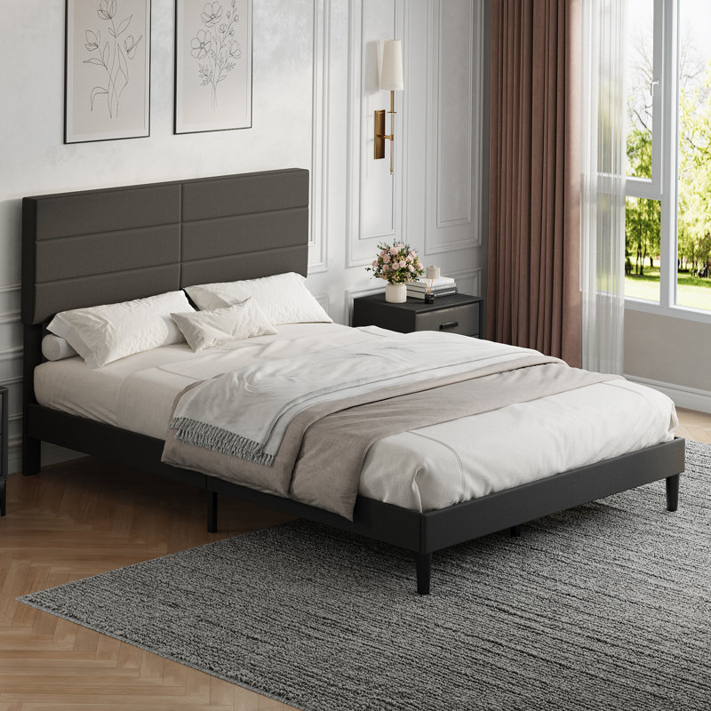 Grand lit plateforme tapissier avec tête de lit réglable, structure en tissu de lin et support à lattes de bois, conception silencieuse pour les chambres modernes