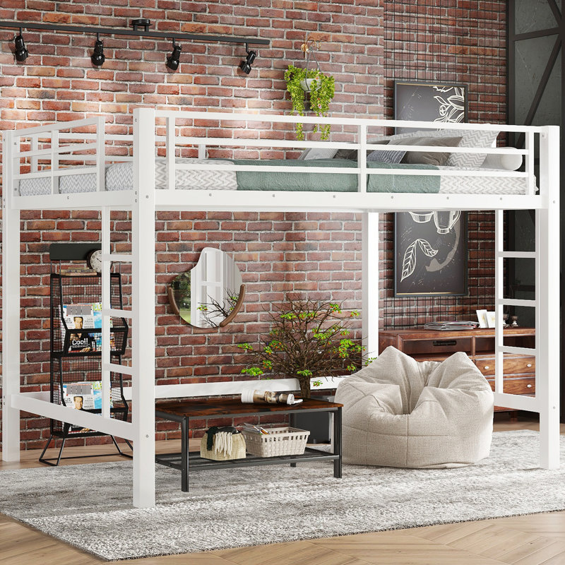 Grand lit mezzanine en métal blanc avec échelles doubles, aménagement d'espace efficace et décoration simple, pièce de chambre à coucher