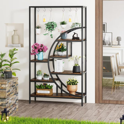 Une grande tablette en forme de demi-lune mesurant 70,9 pouces, avec six crochets de suspension, conçue pour exposer de grands pots de fleurs dans les jardins, les balcons, les patios et les terrasses, tablette debout, tablette debout