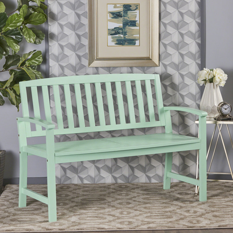 Banc en bois de couleur menthe pour une ambiance chaleureuse et accueillante intérieure et extérieure