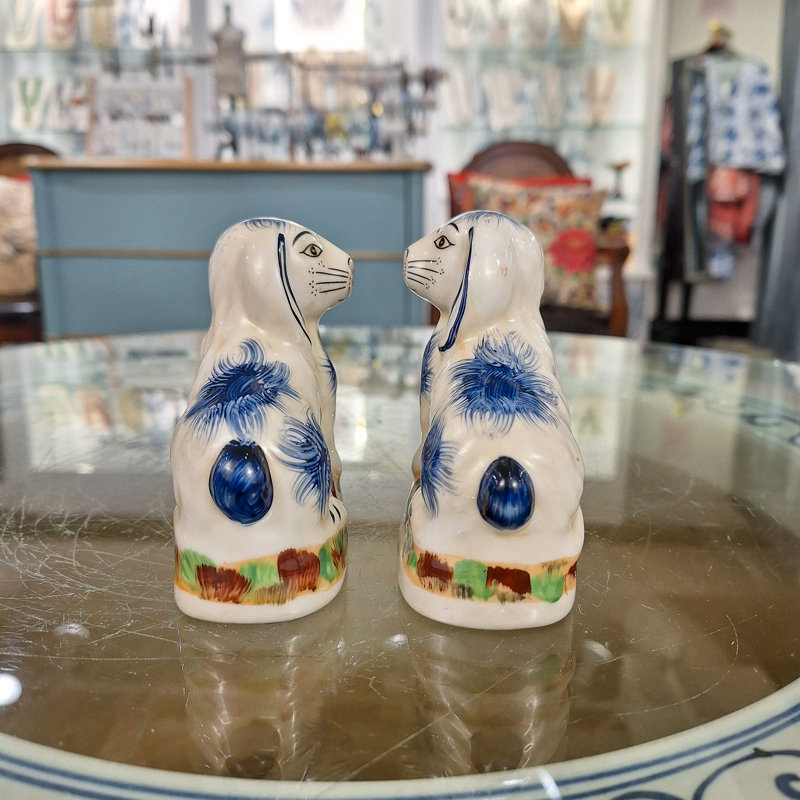 Petite paire de figurines de style lapin bleu Staffordshire, Bleu/blanc/beige