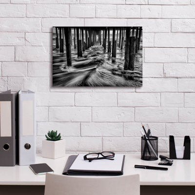«Under Kitty Hawk Pier Monochrome» par Rick Berk, art mural sur toile