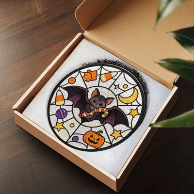 Mignon chauve-souris tenant des panneaux de vitrail