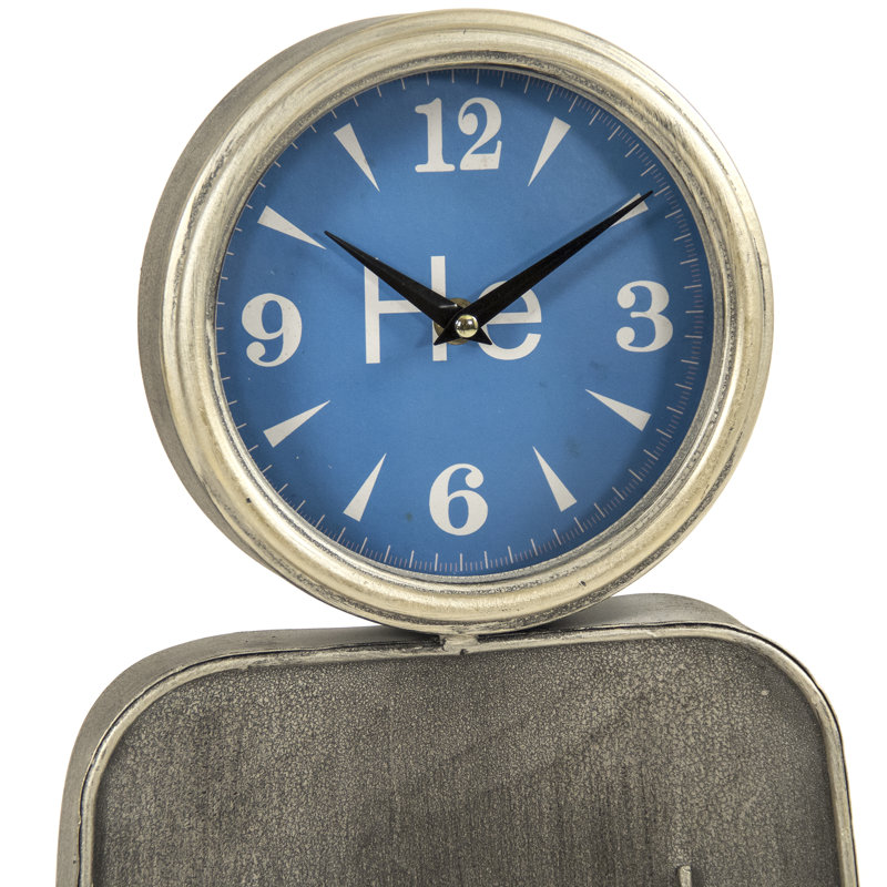 Isak Metal Analog Wall Clock