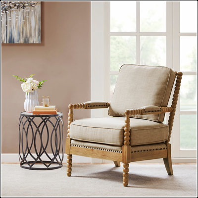 Fauteuil d'appoint classique et décontracté avec une broche arrière ouverte et des détails en bois pour une élégance rustique