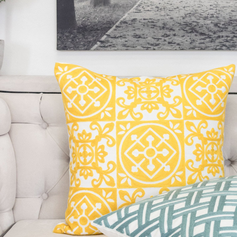  Indoor/Outdoor Cotton Throw Pillow, Yellow
