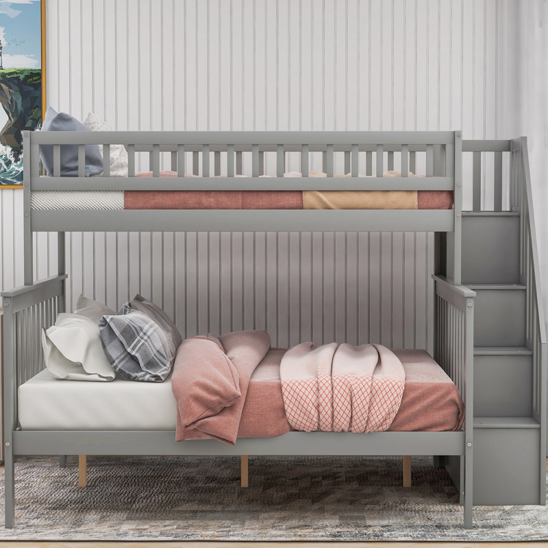 Lit superposé simple au-dessus d'un escalier double avec tablettes de rangement grises en duvet, en pin et sur les côtés, séparable