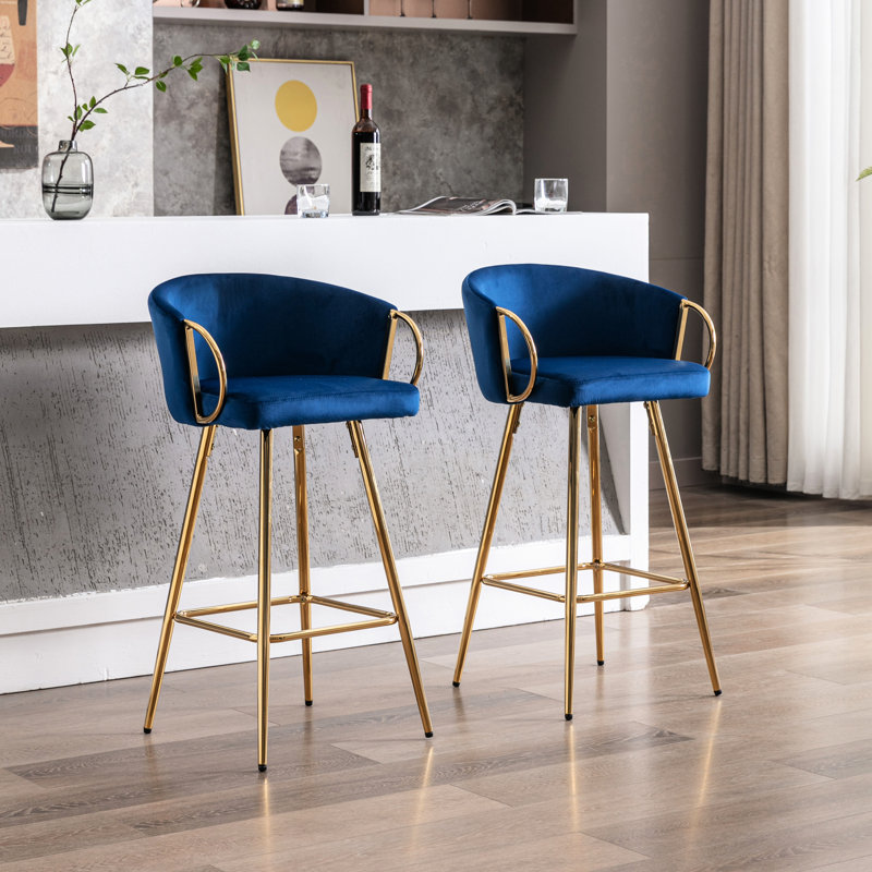 Tabourets de bar 26 po, 2 pièces, velours bleu + pieds dorés avec repose-pieds, conception compacte de tabourets, pieds, style contemporain