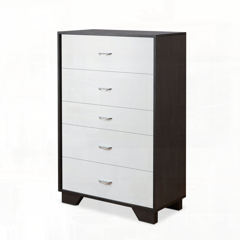 Finition de la commode de rangement dans la chambre à coucher