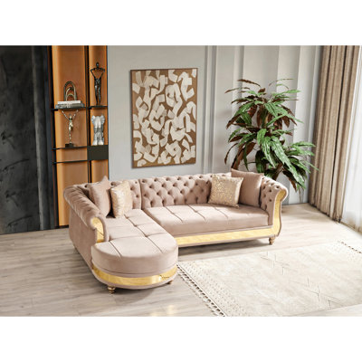 Modulaire taupe moderne, garniture dorée, dossier à boutons, 4 coussins décoratifs, structure en bois franc, canapé modulaire en velours en forme de L, détails, coussins décoratifs, bois manufacturé