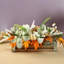 Décoration automnale en pot pour table basse, salle à manger, bureau ou cuisine (D) : baies d’eucalyptus, citrouilles, oreilles d’agneau, feuilles, fleurs d’automne.