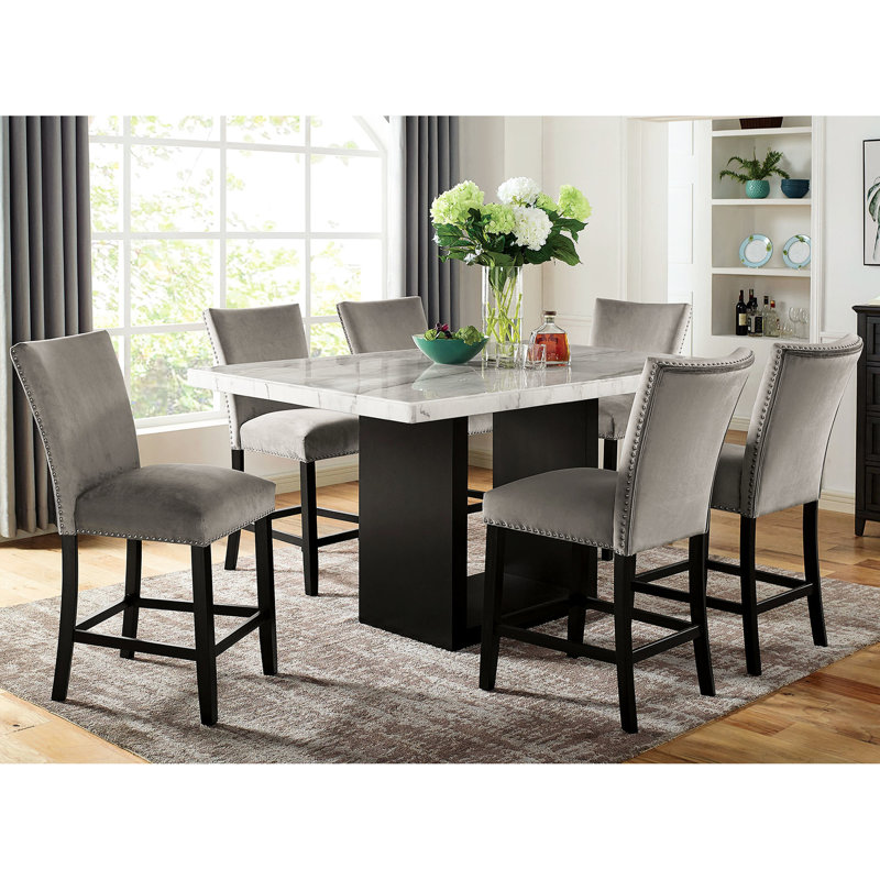 Ensemble de salle à manger transitionnel 7 pièces avec table rectangulaire en marbre et 6 chaises hautes rembourrées à dossier plein, garnies de clous décoratifs, disponibles en blanc, gris ou noir. Différentes combinaisons de couleurs.