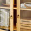 Vitrine haute arquée avec deux tiroirs - Bibliothèque de rangement et de présentation à 4 niveaux avec portes en verre pour le salon