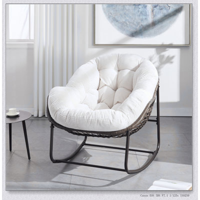 Chaise berçante en rotin d'extérieur durable avec coussin rembourré pour un confort et un style ultimes sur le porche, le patio ou le jardin