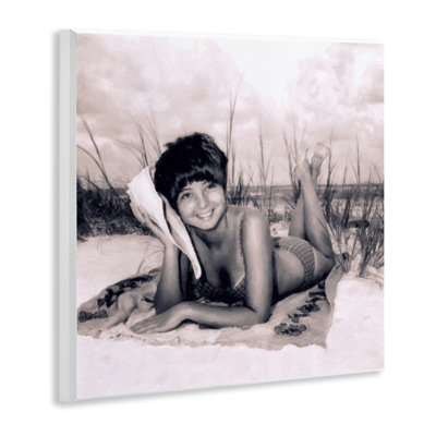 Plaque murale rétro «Summer Girl with Conch», conception par Grotto Studios
