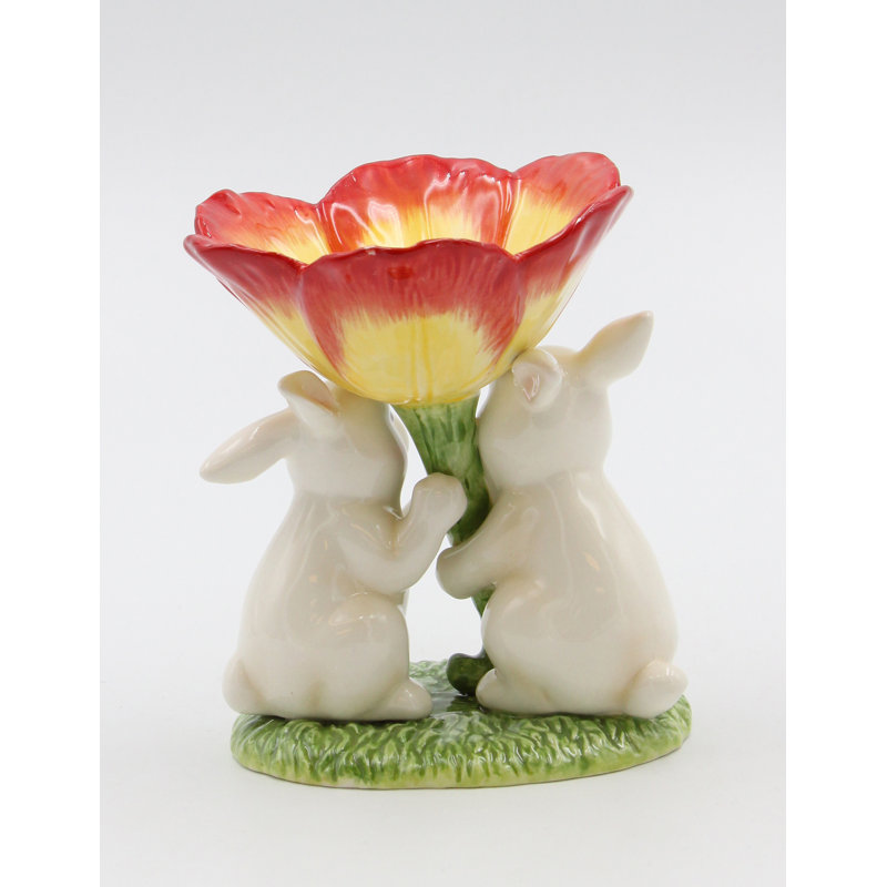 Lapin retenant un petit porte-photophore en céramique fleur