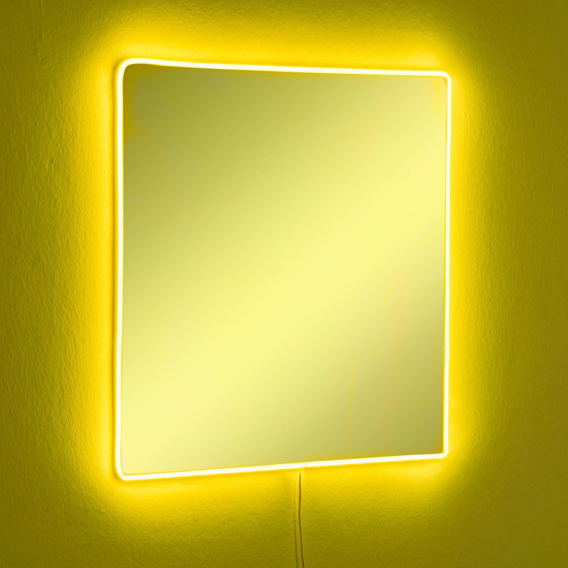 Miroir moderne à DEL avec acrylique incassable incassable, 19,7 po x 19,7 po | Épaisseur de 5 mm, rayures néon jaune | Support en panneau de fibres à densité moyenne, adaptateur 12V pour un éclairage lumineux | Décoration élégante et durable