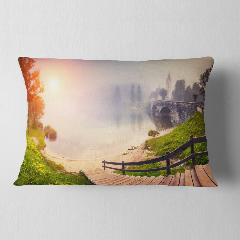 Coussin lombaire majestueux dans le lac