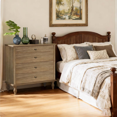 Grande commode à 4 tiroirs avec pied en bois massif, commode avec finition brun clair brossé et boutons de tiroir en métal, design antique pour chambre à coucher et chambre de bébé