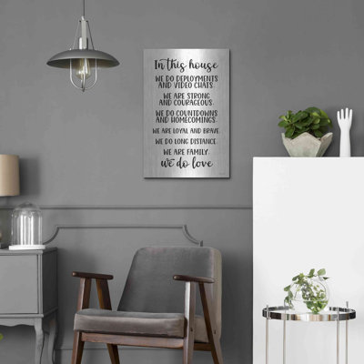 «In This House Military» par Susan Ball, art mural en métal