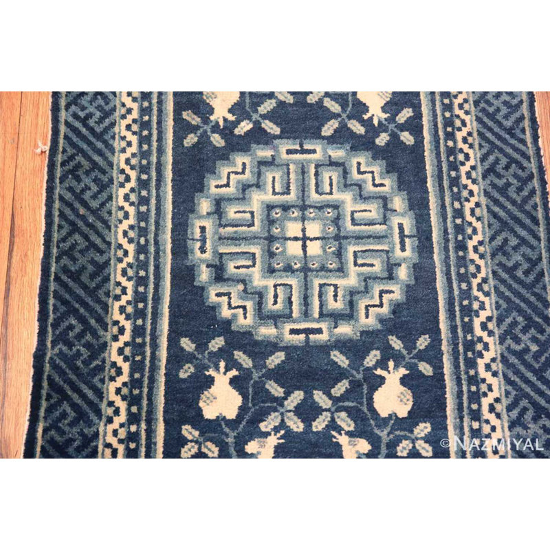 Petit tapis chinois antique à motif de grenades sur fond bleu