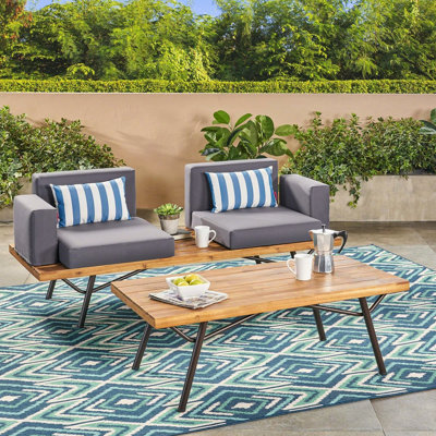 Bois pour l'extérieur - coussins et patio avec finition de couleur grise naturelle