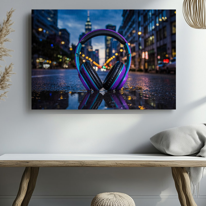 Toile, une paire vibrante d'écouteurs mauves et bleus repose sur un art mural, H 30 po x l 40 po
